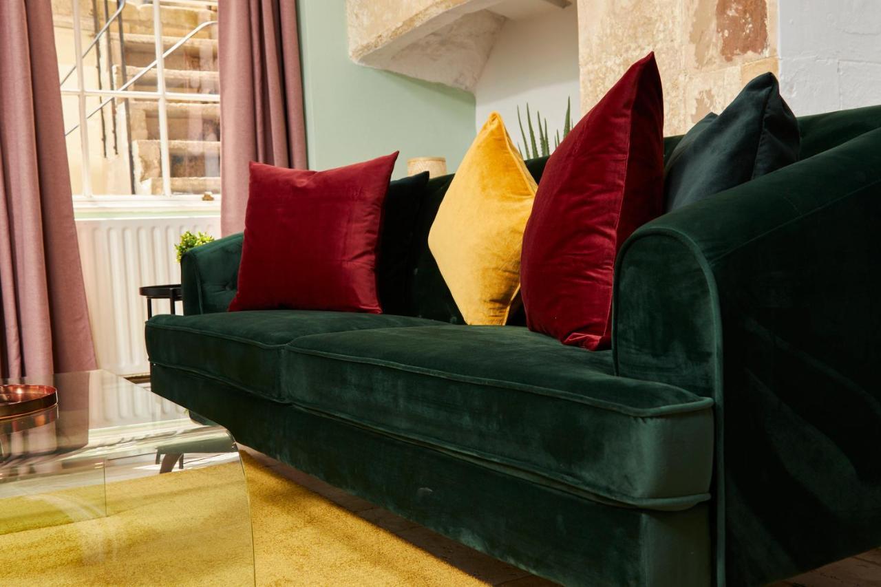 Wonderful In With Garden - Sleeps 8